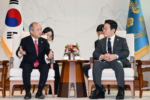 מסאיושי סאן (משמאל) בפגישה עם נשיא דרום קוריאה, לי ג'ה מיונג, בסיאול | AFP