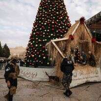 כוחות הביטחון הפלסטיניים לצד עץ חג המולד בבית לחם | AFP