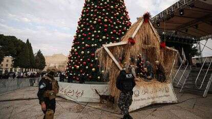 כוחות הביטחון הפלסטיניים לצד עץ חג המולד בבית לחם | AFP