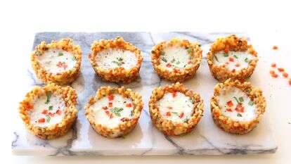 קעריות פתיתים במילוי מוצרלה | אפרת ליכטנכשטט קעריות פתיתים במילוי מוצרלה | אפרת ליכטנכשטט