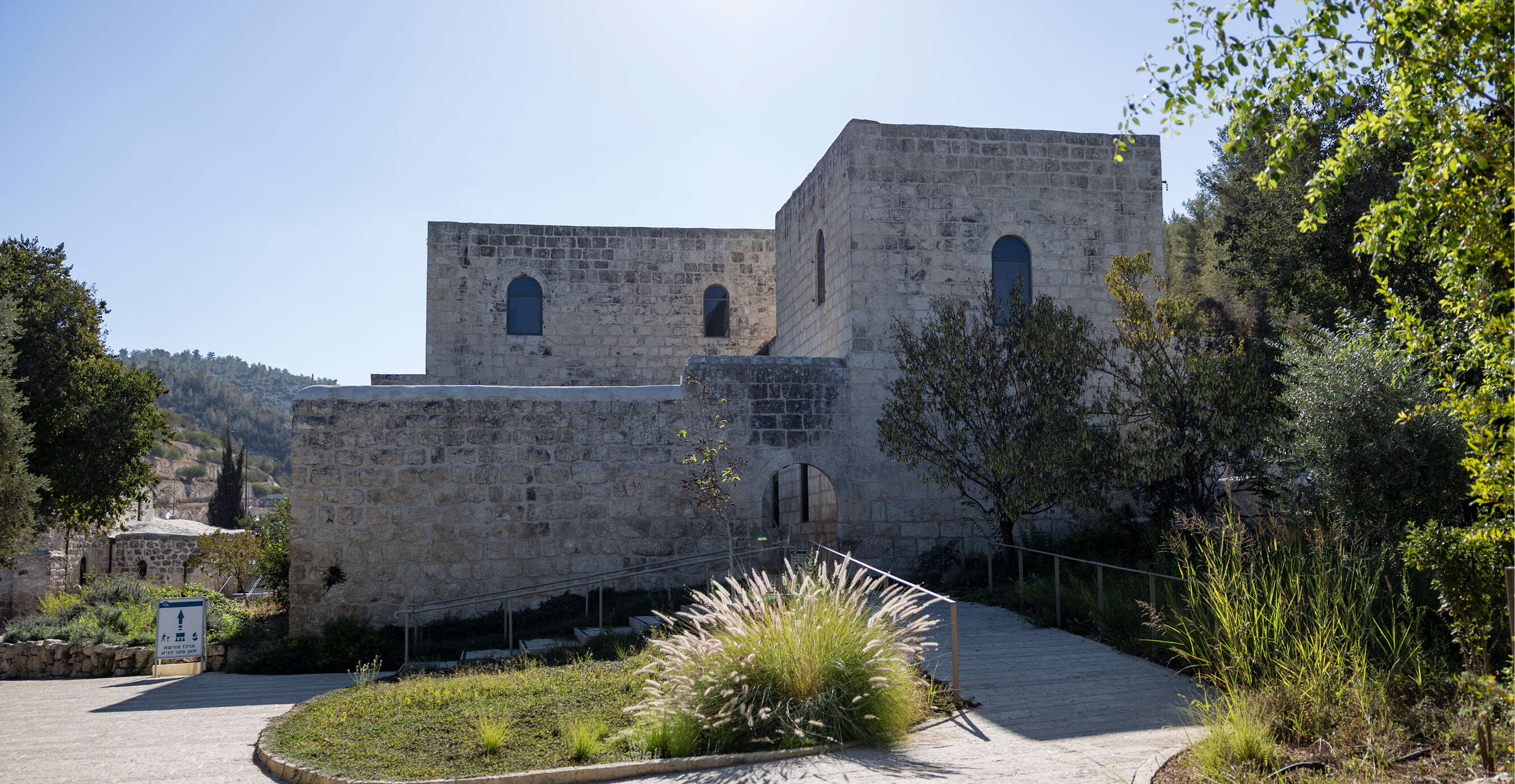 הבריטים סללו כבישים והוציאו אותו מכלל שימוש. חאן שער הגיא | נעמה שטרן