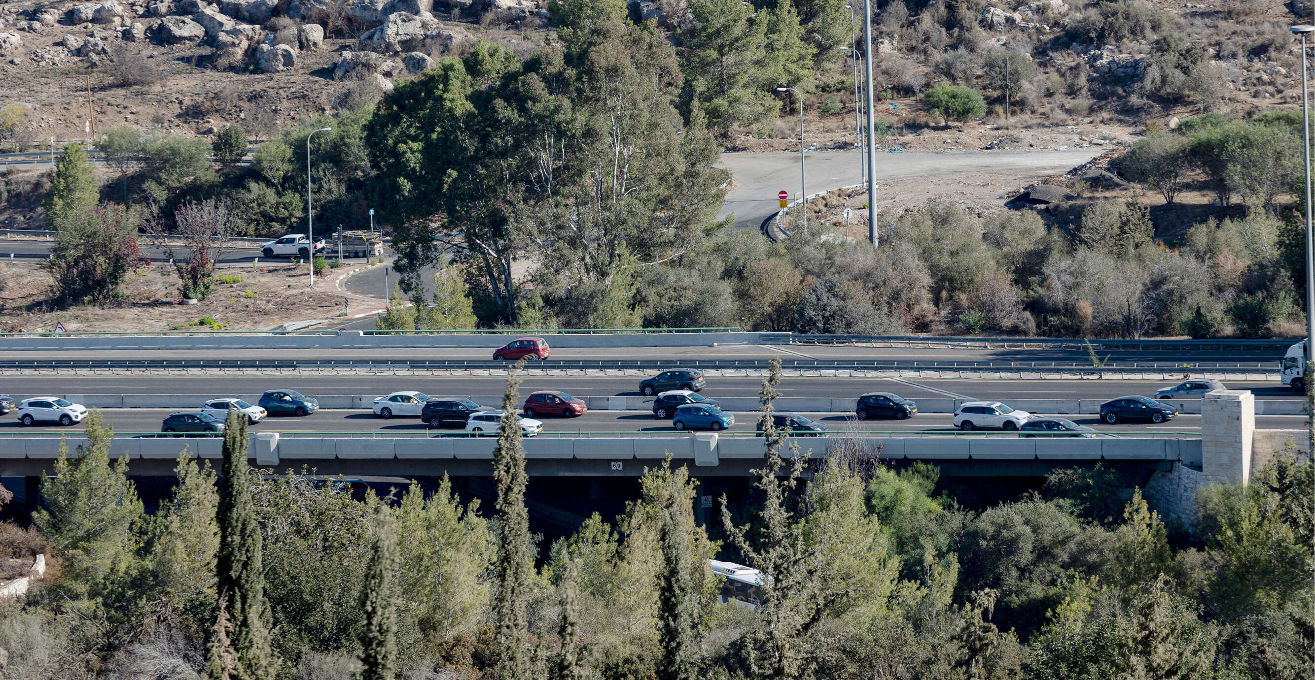 מקשה על התפקוד האקולוגי של האזור. כביש 1בואכה מחלף שער הגיא | נעמה שטרן