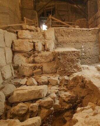 משמאל ניתן להבחין בחומה מימי החשמונאים שנחשפה בחפירה | אמיל אלג'ם, רשות העתיקות משמאל ניתן להבחין בחומה מימי החשמונאים שנחשפה בחפירה | אמיל אלג'ם, רשות העתיקות