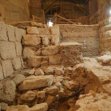 משמאל ניתן להבחין בחומה מימי החשמונאים שנחשפה בחפירה | אמיל אלג'ם, רשות העתיקות משמאל ניתן להבחין בחומה מימי החשמונאים שנחשפה בחפירה | אמיל אלג'ם, רשות העתיקות