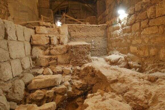 משמאל ניתן להבחין בחומה מימי החשמונאים שנחשפה בחפירה | אמיל אלג'ם, רשות העתיקות משמאל ניתן להבחין בחומה מימי החשמונאים שנחשפה בחפירה | אמיל אלג'ם, רשות העתיקות