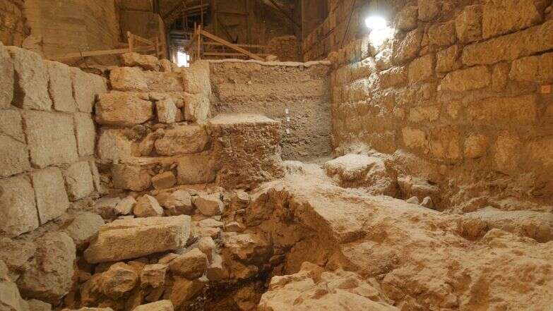 משמאל ניתן להבחין בחומה מימי החשמונאים שנחשפה בחפירה | אמיל אלג'ם, רשות העתיקות משמאל ניתן להבחין בחומה מימי החשמונאים שנחשפה בחפירה | אמיל אלג'ם, רשות העתיקות