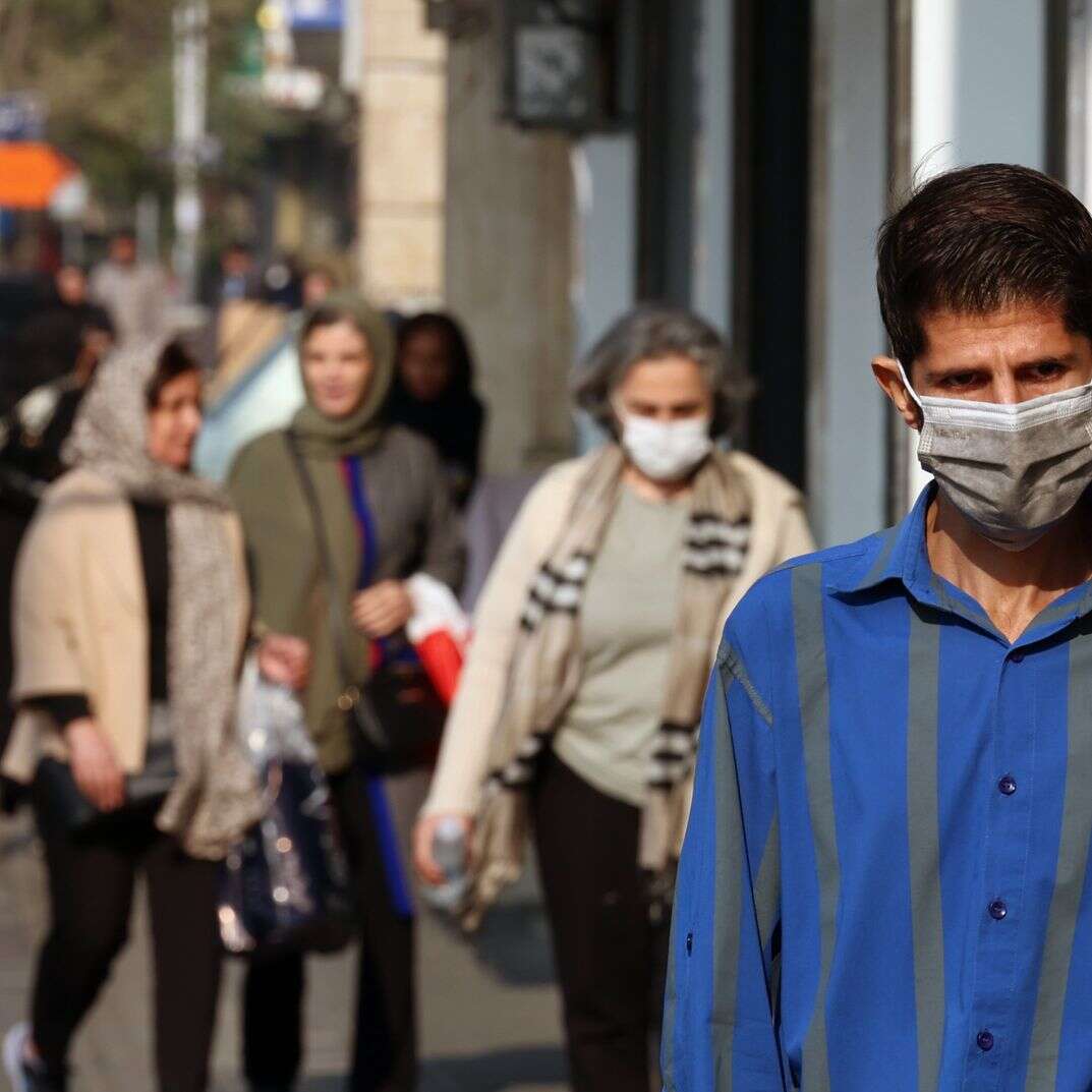 תושבים ברחובות טהרן עם מסכות | EPA
