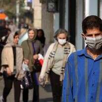 תושבים ברחובות טהרן עם מסכות | EPA