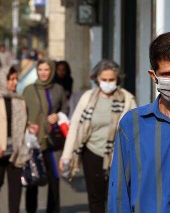 תושבים ברחובות טהרן עם מסכות | EPA תושבים ברחובות טהרן עם מסכות | EPA