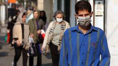 תושבים ברחובות טהרן עם מסכות | EPA תושבים ברחובות טהרן עם מסכות | EPA