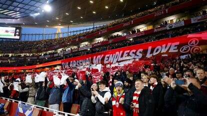 אוהדי ארסנל באיצטדיון האמירויות בלונדון | EPA אוהדי ארסנל באיצטדיון האמירויות בלונדון | EPA