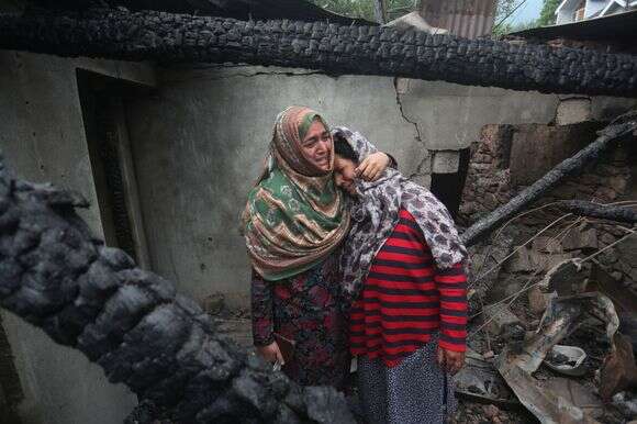 נשים קשמיריות מתאבלות בתוך ביתן שניזוק לאחר הפגזה חוצת גבולות מפקיסטן, בכפר סלאמאבאד באורי | EPA/FAROOQ KHAN