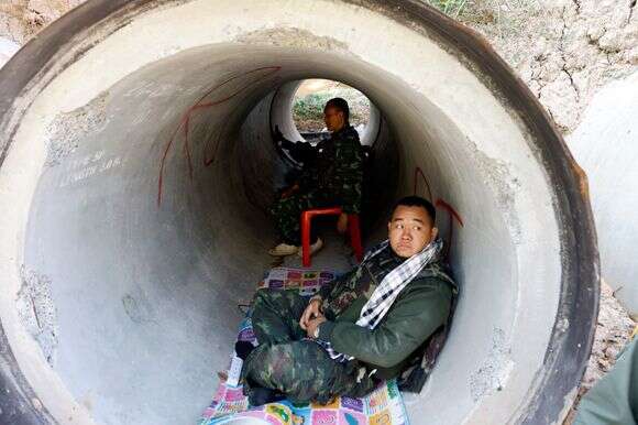 יילים תאילנדים עומדים בבונקר בטון במהלך עימותים בין כוחות תאילנדים לקמבודיה | EPA/RUNGROJ YONGRIT