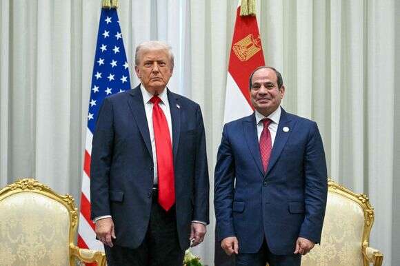 נשיא ארה"ב דונלד טראמפ ונשיא מצרים עבד אל-פתאח א-סיסי מצטלמים לפני פגישה בפסגה בנושא עזה בשארם א-שייח | שאול לוב / AFP