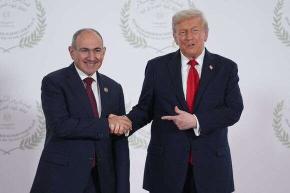 נשיא ארה"ב דונלד טראמפ מברך את ראש ממשלת ארמניה ניקול פשיניאן | צילום: אוון ווצ'י / POOL / AFP