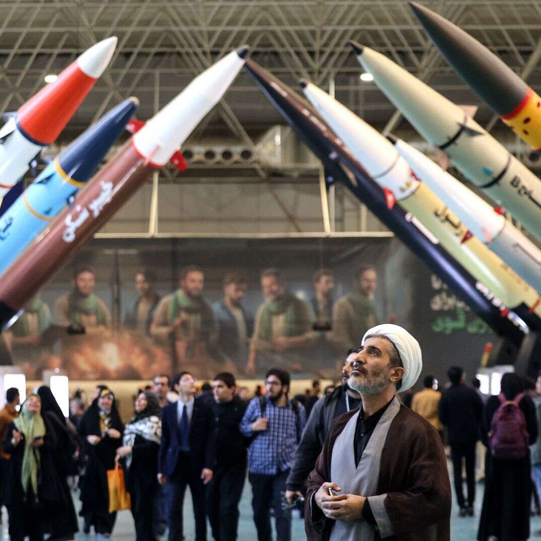 איראנים מבקרים בתערוכה המציגה הישגים בתחום הטילים והרחפנים בטהרן | ATTA KENARE / AFP איראנים מבקרים בתערוכה המציגה הישגים בתחום הטילים והרחפנים בטהרן | ATTA KENARE / AFP