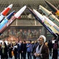 איראנים מבקרים בתערוכה המציגה הישגים בתחום הטילים והרחפנים בטהרן | ATTA KENARE / AFP איראנים מבקרים בתערוכה המציגה הישגים בתחום הטילים והרחפנים בטהרן | ATTA KENARE / AFP