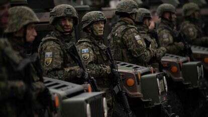 חברי כוח הביטחון של קוסובו (KSF) עומדים על המשמר | ארמנד נימני / AFP