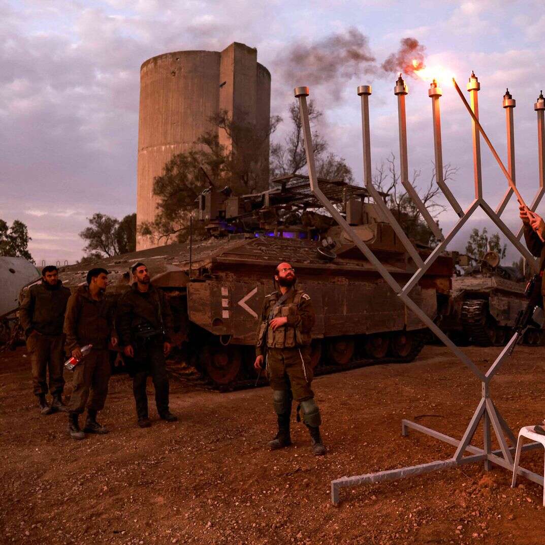 חיילי צה"ל מדליקים נרות חנוכה בעזה, 2023 | איי. אף. פי