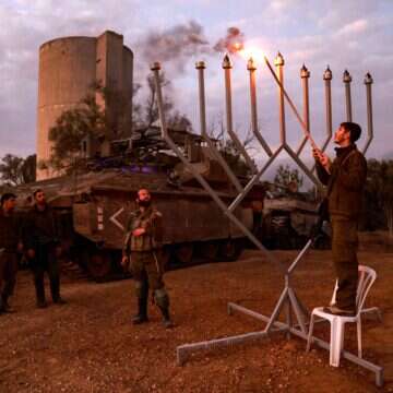 חיילי צה"ל מדליקים נרות חנוכה בעזה, 2023 | איי. אף. פי