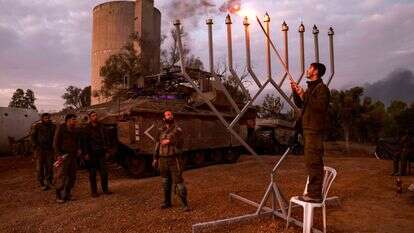 חיילי צה"ל מדליקים נרות חנוכה בעזה, 2023 | איי. אף. פי