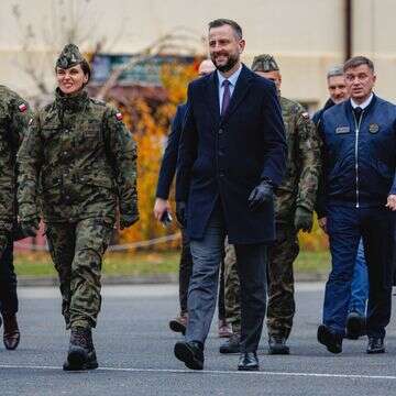 שר ההגנה הפולני ולדיסלב קוסיניאק-קמיש, לצד כוחות מהצבא הפולני | EPA שר ההגנה הפולני ולדיסלב קוסיניאק-קמיש, לצד כוחות מהצבא הפולני | EPA