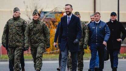 שר ההגנה הפולני ולדיסלב קוסיניאק-קמיש, לצד כוחות מהצבא הפולני | EPA שר ההגנה הפולני ולדיסלב קוסיניאק-קמיש, לצד כוחות מהצבא הפולני | EPA