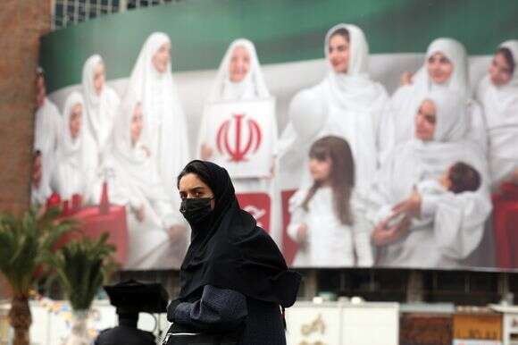 איראן - קמפיין בעד "האישה המוסלמית" | EPA/ABEDIN TAHERKENAREH איראן - קמפיין בעד "האישה המוסלמית" | EPA/ABEDIN TAHERKENAREH