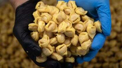 הכנת אניולטי בטורינו, איטליה | AFP