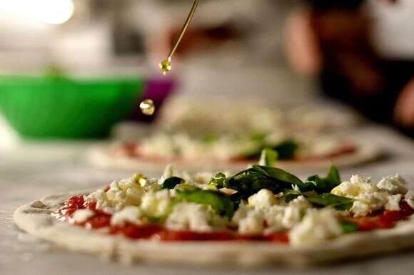 הכנת פיצה בנאפולי | AFP