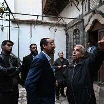 הנרי חמרה (במרכז), מהחברים המייסדים של הארגון מחוץ לבית הכנסת פאראנג' בדמשק | AFP הנרי חמרה (במרכז), מהחברים המייסדים של הארגון מחוץ לבית הכנסת פאראנג' בדמשק | AFP