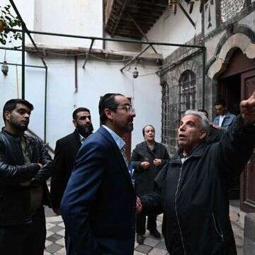 הנרי חמרה (במרכז), מהחברים המייסדים של הארגון מחוץ לבית הכנסת פאראנג' בדמשק | AFP הנרי חמרה (במרכז), מהחברים המייסדים של הארגון מחוץ לבית הכנסת פאראנג' בדמשק | AFP