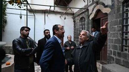הנרי חמרה (במרכז), מהחברים המייסדים של הארגון מחוץ לבית הכנסת פאראנג' בדמשק | AFP הנרי חמרה (במרכז), מהחברים המייסדים של הארגון מחוץ לבית הכנסת פאראנג' בדמשק | AFP
