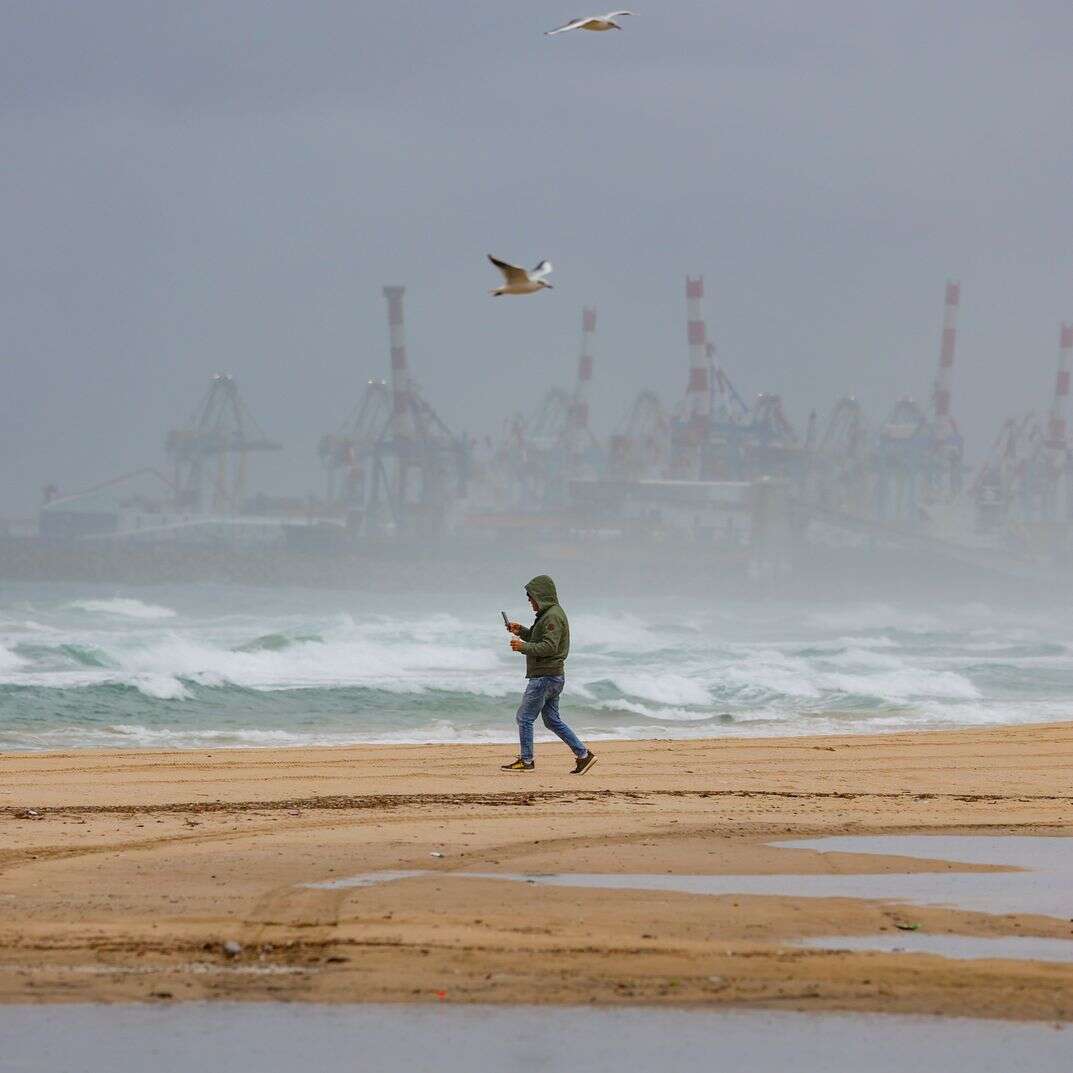 מזג אוויר סוער בחוף אשדוד, אמש | פלאש 90 מזג אוויר סוער בחוף אשדוד, אמש | פלאש 90