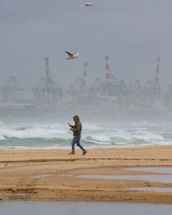 מזג אוויר סוער בחוף אשדוד, אמש | פלאש 90 מזג אוויר סוער בחוף אשדוד, אמש | פלאש 90