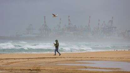 מזג אוויר סוער בחוף אשדוד, אמש | פלאש 90 מזג אוויר סוער בחוף אשדוד, אמש | פלאש 90