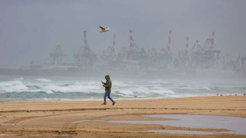 מזג אוויר סוער בחוף אשדוד, אמש | פלאש 90 מזג אוויר סוער בחוף אשדוד, אמש | פלאש 90