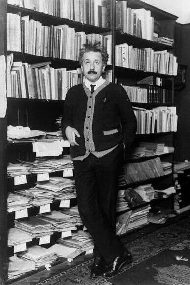 המשרה הזוטרה אפשרה לו חשיבה עצמאית. אלברט איינשטיין, 1925 | גטי אימג'ס