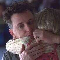 השחקן שון פן בסרט "קוראים לי סם", העוסק באב מוגבל בשכלו המגדל את בתו | באדיבות יס השחקן שון פן בסרט "קוראים לי סם", העוסק באב מוגבל בשכלו המגדל את בתו | באדיבות יס