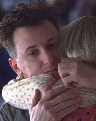 השחקן שון פן בסרט "קוראים לי סם", העוסק באב מוגבל בשכלו המגדל את בתו | באדיבות יס