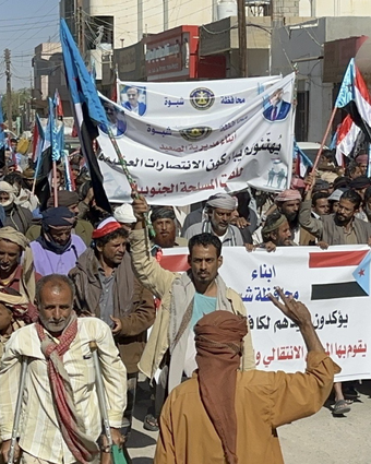 אנשי "מועצת המעבר הדרומית" בתימן חוגגים את כיבוש מחוז חצרמוות | רשתות חברתיות ערביות אנשי "מועצת המעבר הדרומית" בתימן חוגגים את כיבוש מחוז חצרמוות | רשתות חברתיות ערביות