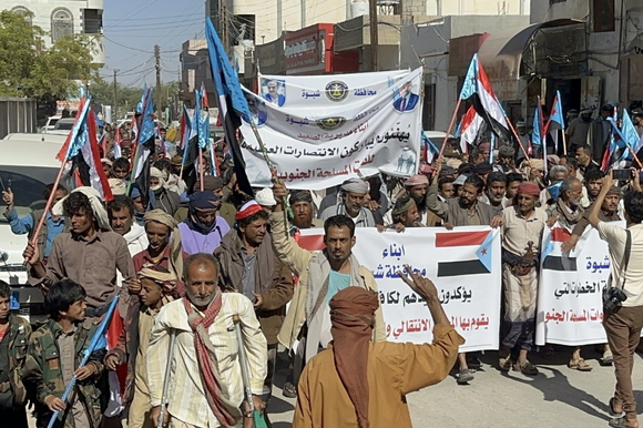 אנשי "מועצת המעבר הדרומית" בתימן חוגגים את כיבוש מחוז חצרמוות | רשתות חברתיות ערביות אנשי "מועצת המעבר הדרומית" בתימן חוגגים את כיבוש מחוז חצרמוות | רשתות חברתיות ערביות