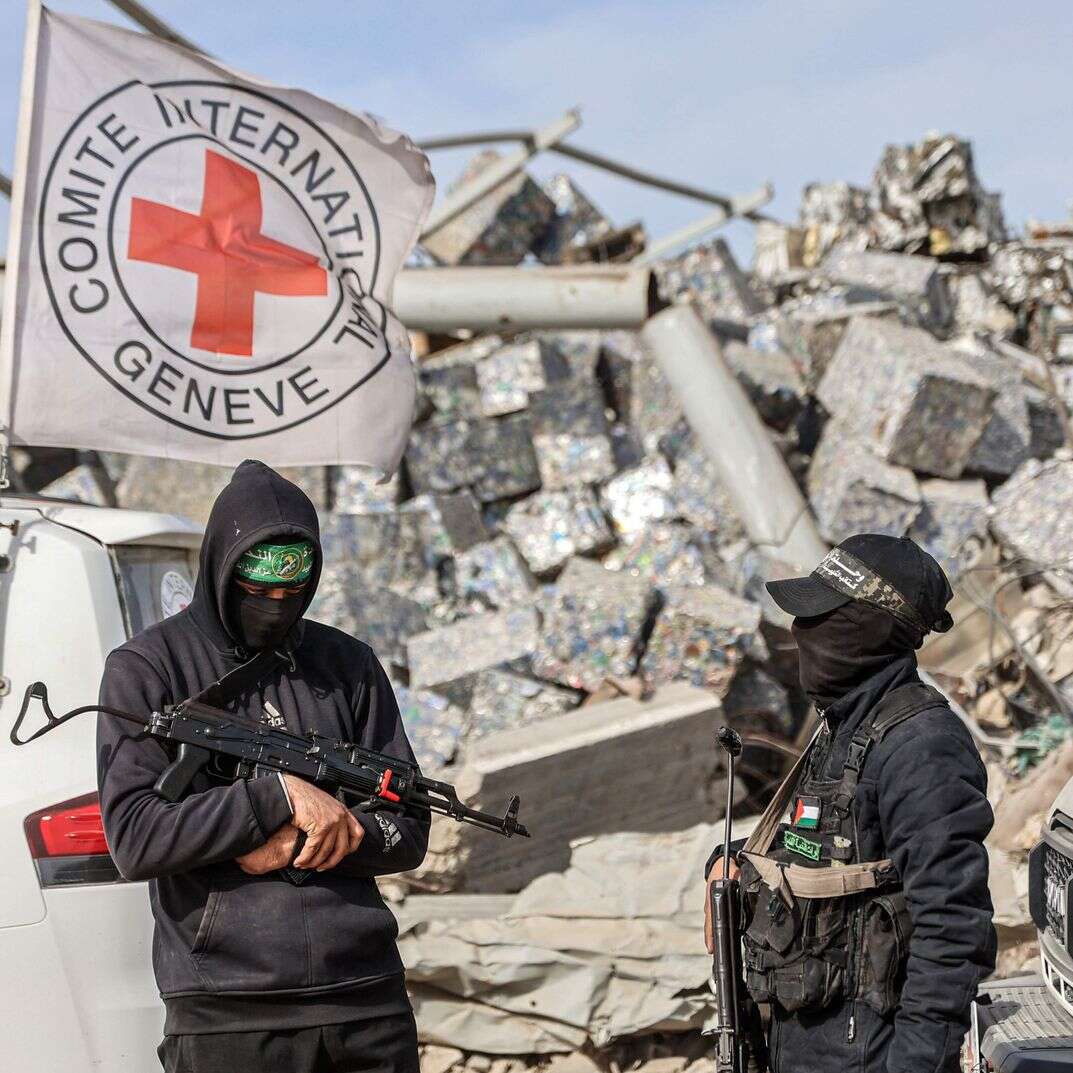 פעילי חמאס מאבטחים את כוחות הצלב האדום ופועלים מצריים שחיפשו אחר גופות חטופים | AFP פעילי חמאס מאבטחים את כוחות הצלב האדום ופועלים מצריים שחיפשו אחר גופות חטופים | AFP