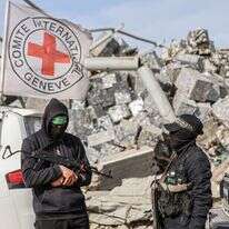 פעילי חמאס מאבטחים את כוחות הצלב האדום ופועלים מצריים המחפשים אחר החטוף האחרון בעזה | AFP פעילי חמאס מאבטחים את כוחות הצלב האדום ופועלים מצריים המחפשים אחר החטוף האחרון בעזה | AFP