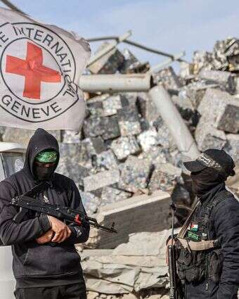 פעילי חמאס מאבטחים את כוחות הצלב האדום ופועלים מצריים המחפשים אחר החטוף האחרון בעזה | AFP