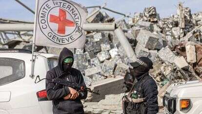 פעילי חמאס מאבטחים את כוחות הצלב האדום ופועלים מצריים המחפשים אחר החטוף האחרון בעזה | AFP
