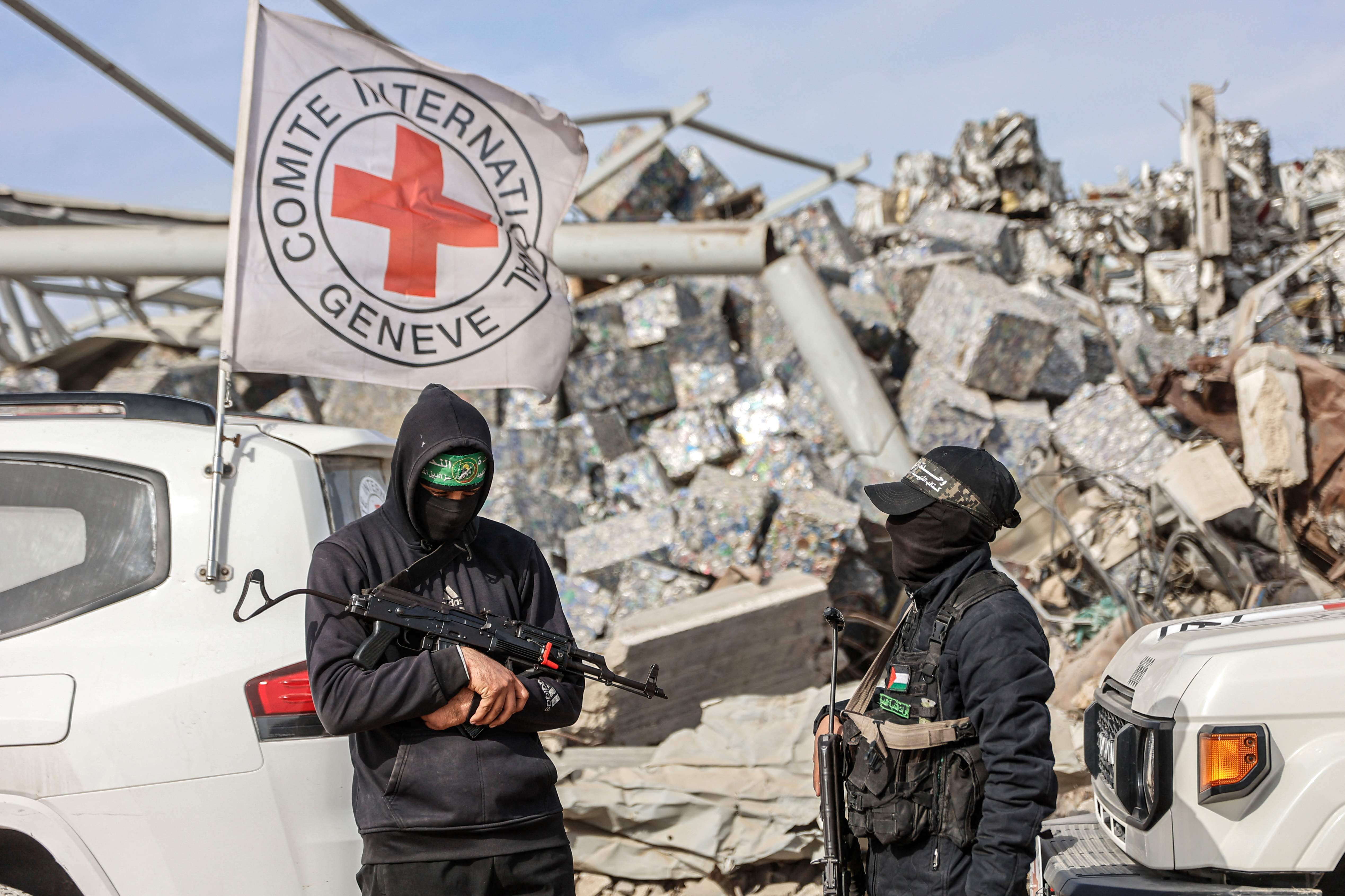 פעילי חמאס מאבטחים את כוחות הצלב האדום ופועלים מצריים המחפשים אחר החטוף האחרון בעזה | AFP