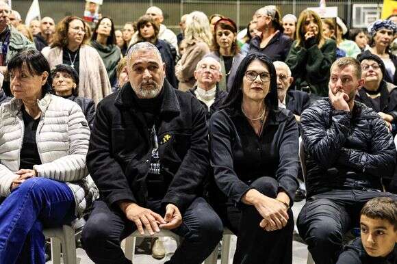 "אחד הדברים הכי חשובים שיצא לי להשתתף בהם בחיי". טליק ואיציק גואילי בעצרת במיתר בשבוע שעבר | צפריר אביוב פלאש 90 "אחד הדברים הכי חשובים שיצא לי להשתתף בהם בחיי". טליק ואיציק גואילי בעצרת במיתר בשבוע שעבר | צפריר אביוב פלאש 90