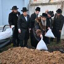 טקס הקבורה בסדיגורא של ספרי תורה שנשרפו בהצתה אנטישמית | יהושע פרוכטר ומאיר זלזניק טקס הקבורה בסדיגורא של ספרי תורה שנשרפו בהצתה אנטישמית | יהושע פרוכטר ומאיר זלזניק