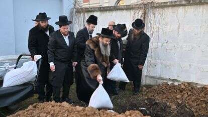 טקס הקבורה בסדיגורא של ספרי תורה שנשרפו בהצתה אנטישמית | יהושע פרוכטר ומאיר זלזניק טקס הקבורה בסדיגורא של ספרי תורה שנשרפו בהצתה אנטישמית | יהושע פרוכטר ומאיר זלזניק